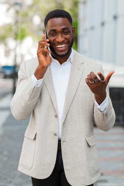 Homme affaires, parler téléphone