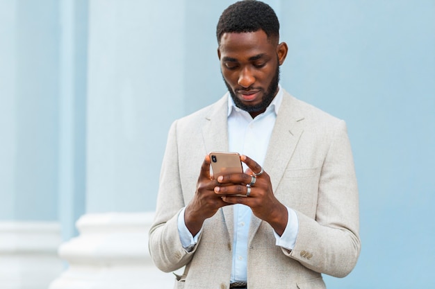 Homme affaires, parler téléphone