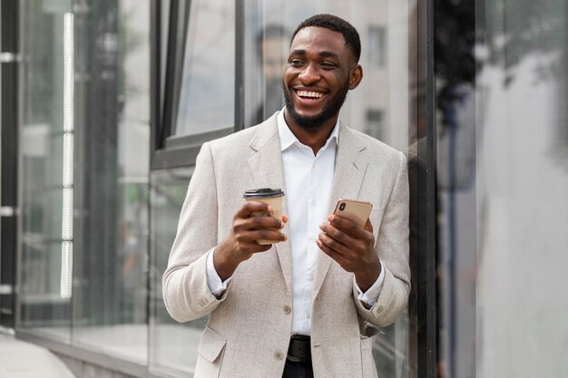 Homme affaires, parler téléphone