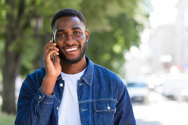 Homme affaires, parler téléphone