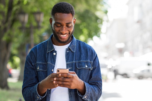 Homme affaires, parler téléphone