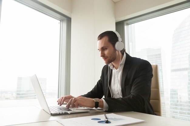 Un homme d&#39;affaires participe à une conférence en ligne