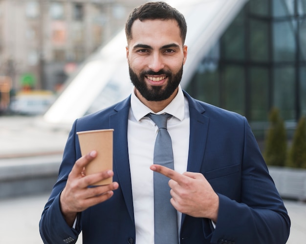 Homme affaires, pointage, à, café