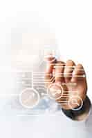 Photo gratuite homme d'affaires pointant sur sa présentation d'entreprise sur l'écran numérique de haute technologie
