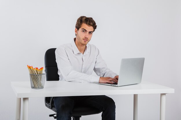 Homme d&#39;affaires posant au bureau