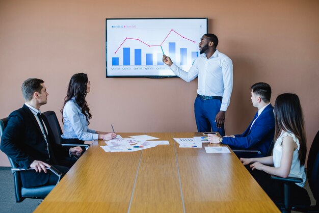 Homme d&#39;affaires présentant un tableau en réunion