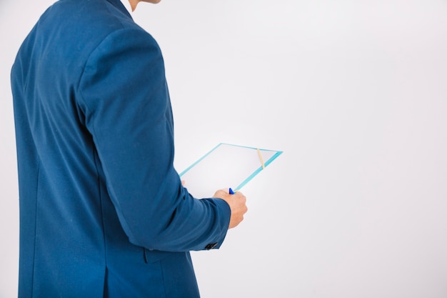 Homme d&#39;affaires avec le presse-papier dans les mains