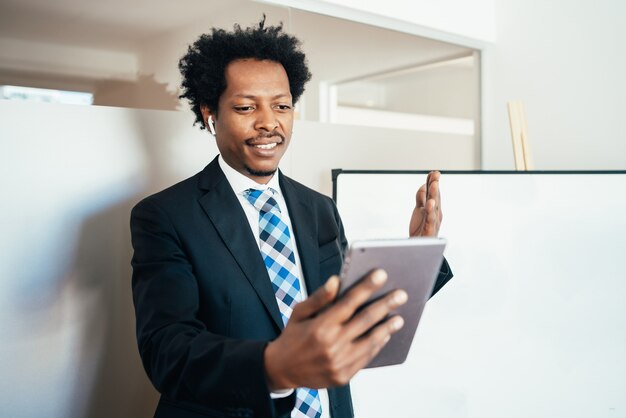 Homme d'affaires professionnel lors d'une réunion virtuelle sur appel vidéo avec tablette numérique au bureau. Concept d'entreprise.