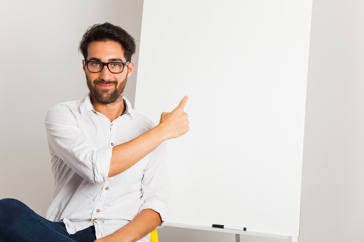 Photo gratuit homme d&#39;affaires professionnel avec tableau blanc