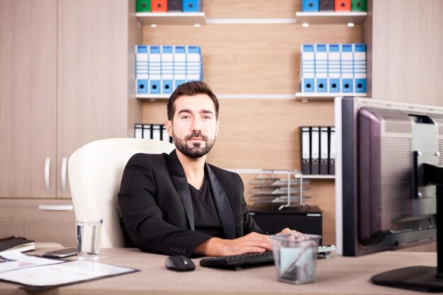 Homme d'affaires professionnel travaillant dans son bureau. Homme d'affaires en milieu professionnel