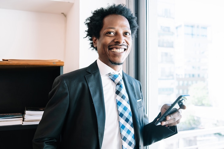 Photo gratuit homme d'affaires professionnel utilisant son téléphone portable tout en travaillant au bureau