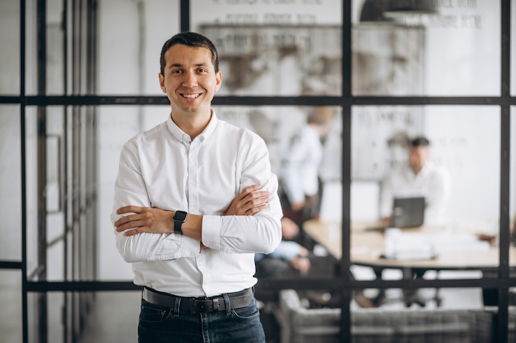 Photo gratuit homme d'affaires propriétaire de l'entreprise au bureau