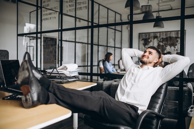 Photo gratuite homme d'affaires propriétaire de l'entreprise au bureau