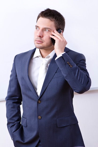 Homme d'affaires prospère à l'aide de téléphone portable