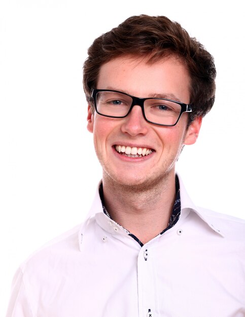 Un homme d'affaires prospère à lunettes souriant