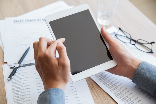 Homme d&#39;affaires prospère utilisant touchpad dans le bureau