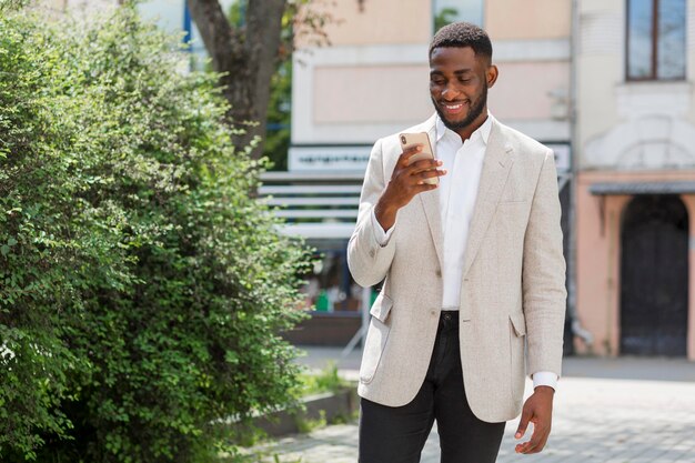 Homme d'affaires à la recherche sur smartphone