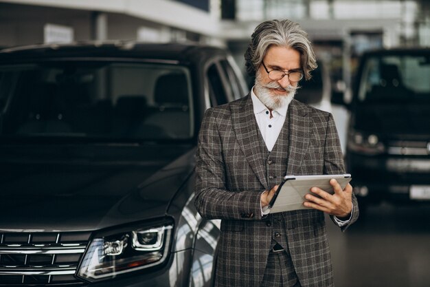 Homme D'affaires à La Recherche D'une Voiture Dans Un Salon De Voiture