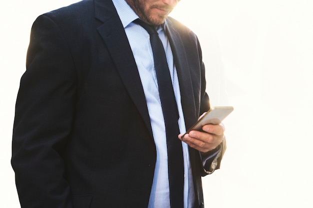 Homme d'affaires regardant le fond blanc de smartphone