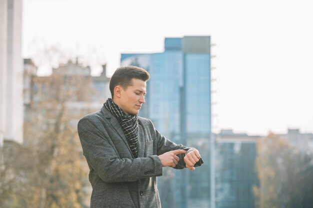 Homme d&#39;affaires en regardant sa montre