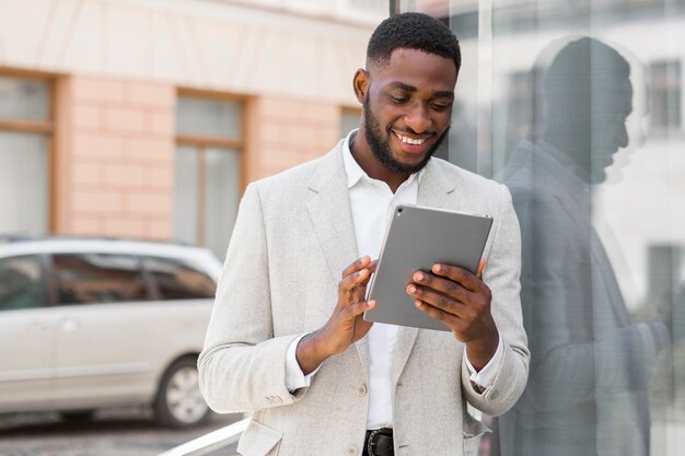 Homme affaires, regarder, tablette