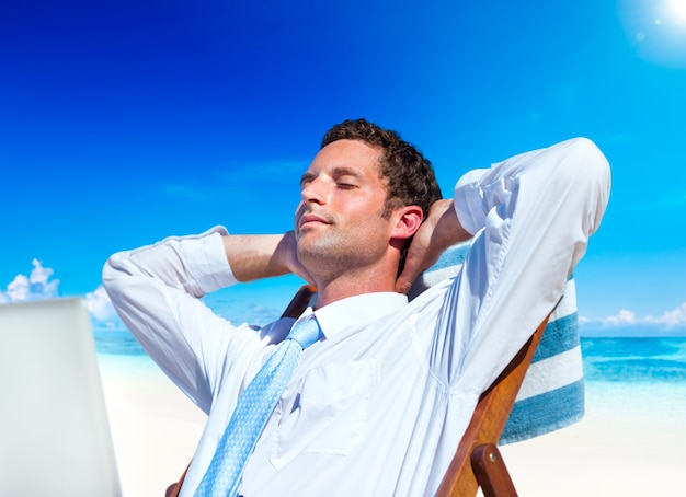 Homme d&#39;affaires reposant sur la plage