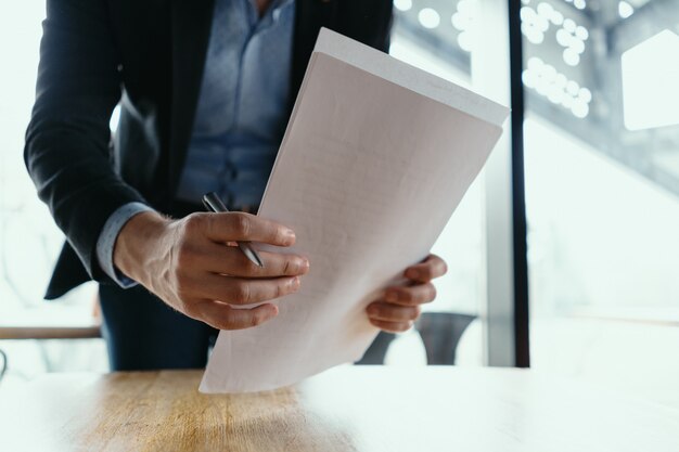 Homme d'affaires réussi, signature de documents dans un bureau moderne