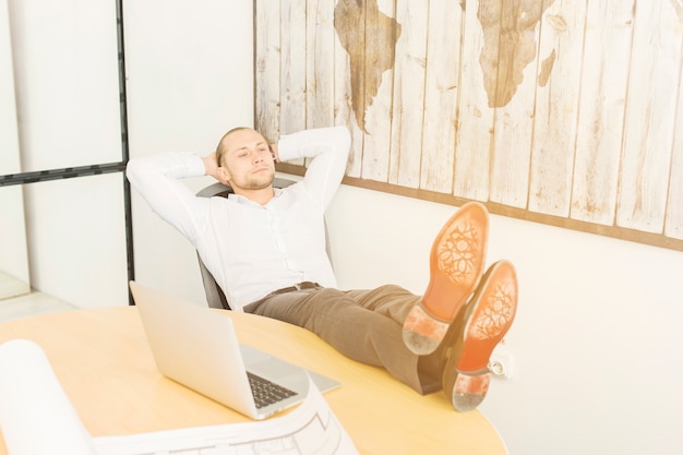 Photo gratuite homme d'affaires se détendre au bureau