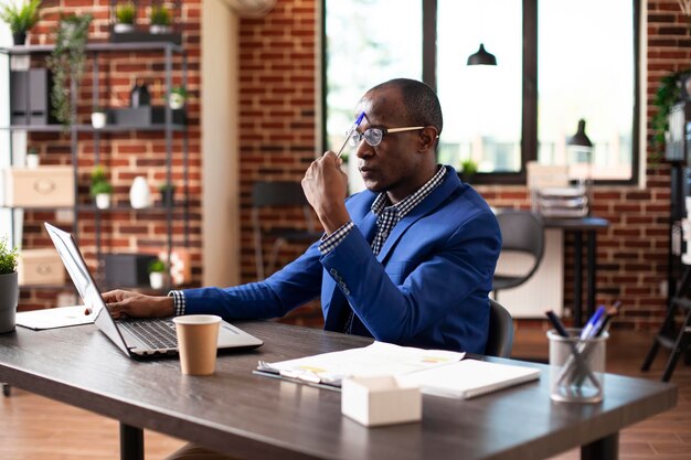 Un homme d'affaires se tape le front au bureau.