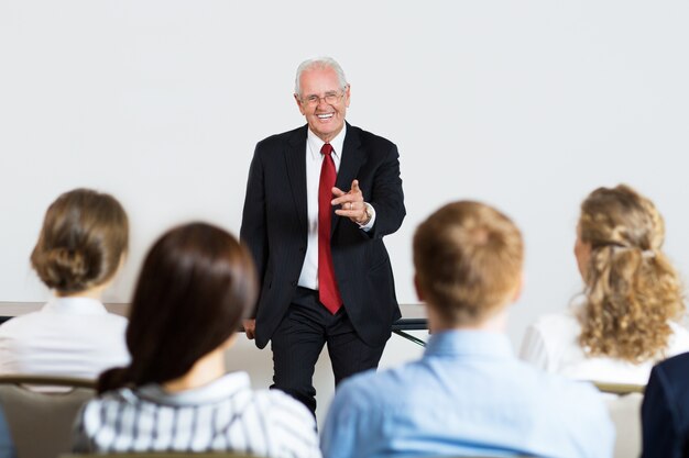 homme d&#39;affaires senior donner une conférence