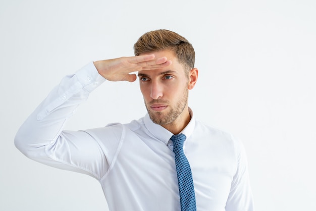 Homme d&#39;affaires sérieux regardant dans la distance