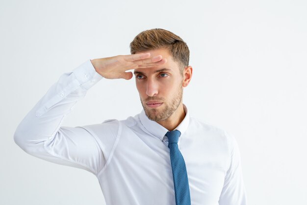 Homme d&#39;affaires sérieux regardant dans la distance