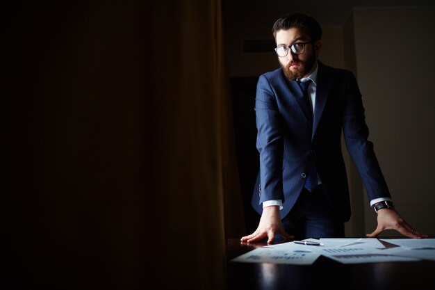 Homme d&#39;affaires seul dans le bureau sombre