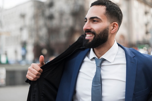 Photo gratuite homme d'affaires de smiley en plein air