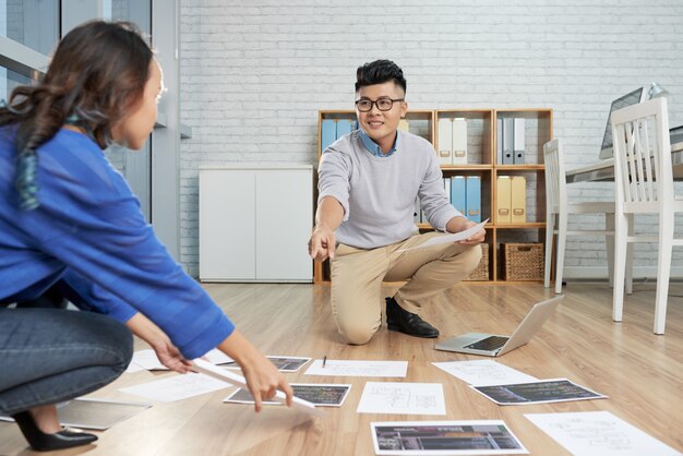 Homme d'affaires avec son assistant