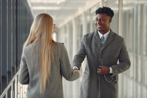 Homme d'affaires avec son partenaire travaillant dans un bureau