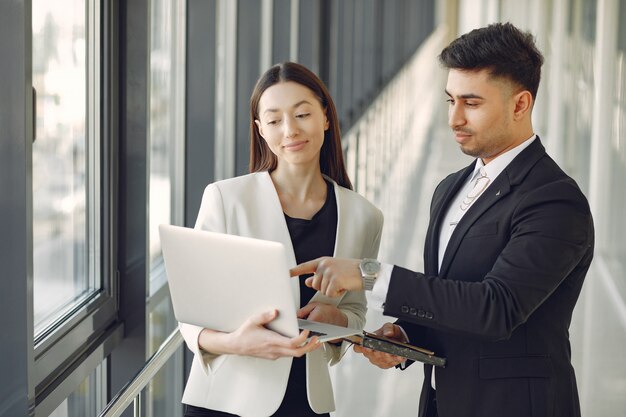 Homme d'affaires avec son partenaire travaillant dans un bureau