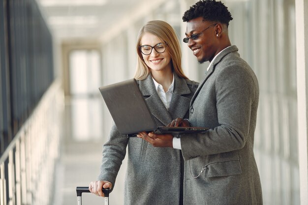 Homme d'affaires avec son partenaire travaillant dans un bureau