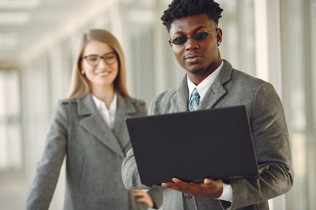 Homme d'affaires avec son partenaire travaillant dans un bureau