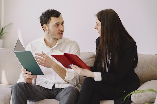 Homme d'affaires avec son partenaire travaillant dans un bureau