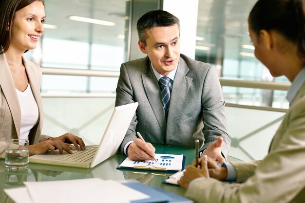 Homme d&#39;affaires avec son personnel