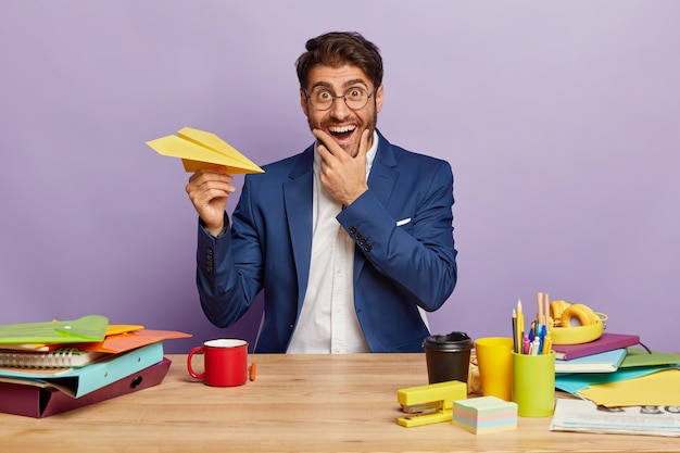 Homme d'affaires souriant assis au bureau