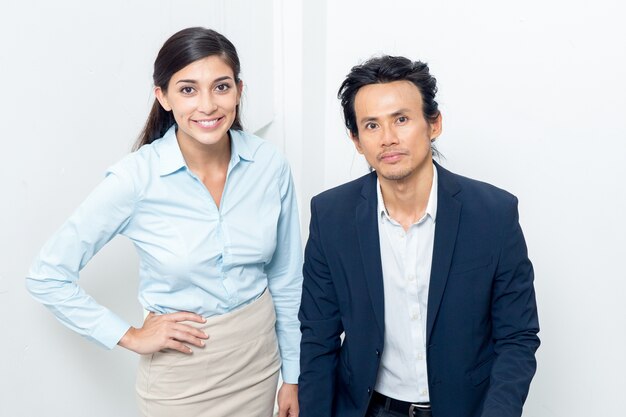 Homme d&#39;affaires souriant et femme sur escalier de bureau