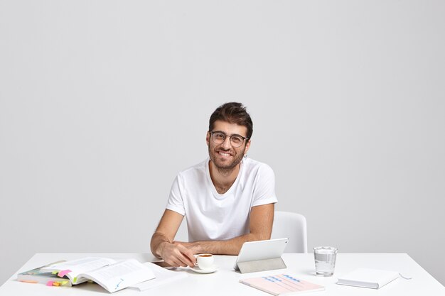 Homme d'affaires souriant prospère en t-shirt blanc