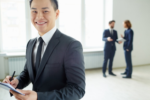 Homme d&#39;affaires souriant à son lieu de travail