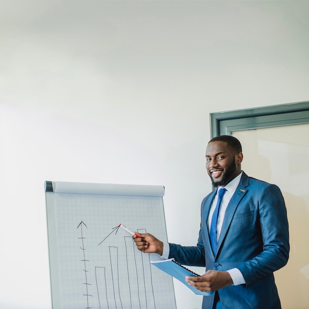 Homme d&#39;affaires avec tableau