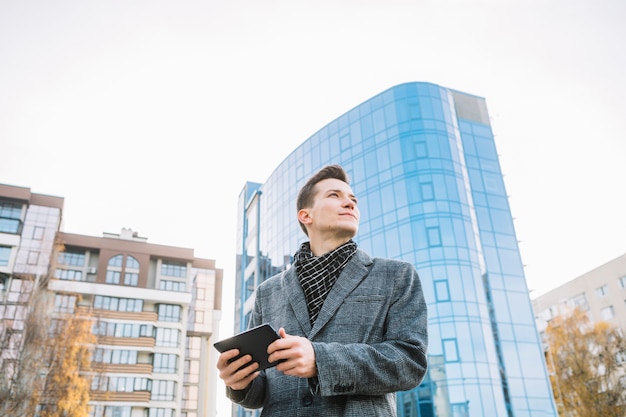 Homme d&#39;affaires avec tablette