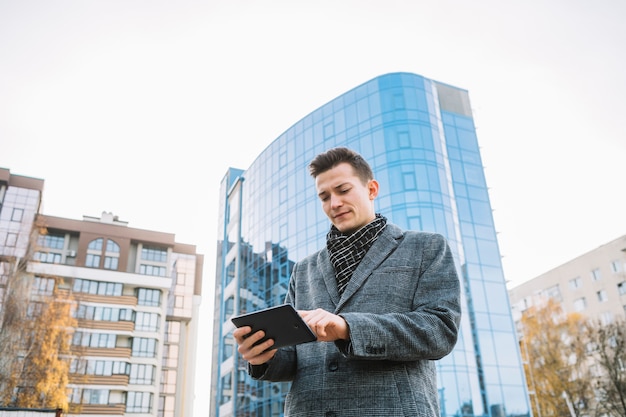 Homme d&#39;affaires avec tablette