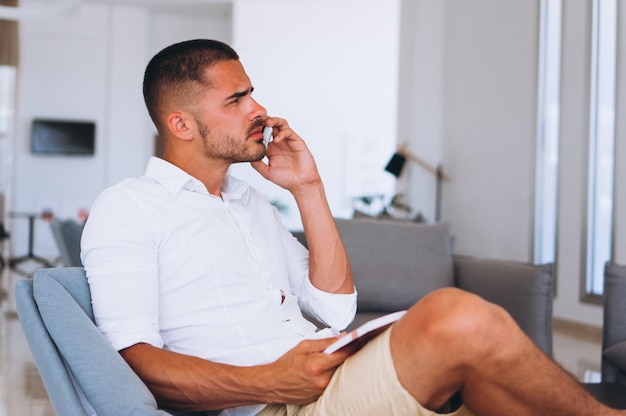 Homme d&#39;affaires avec téléphone assis dans le hall