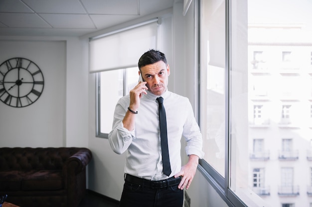 Homme d&#39;affaires sur le téléphone